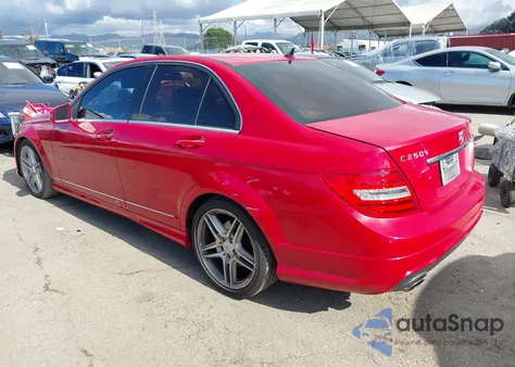 2013 Mercedes-Benz C 250 Sport z USA, uszkodzony, nr VIN WDDGF4HB5DA803693